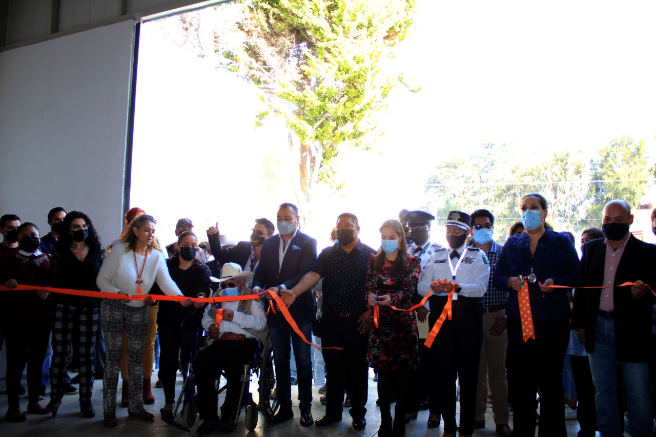 El edil municipal Fernando Castellanos inauguran en Calpan el salón cultural “Tlamatinime"
