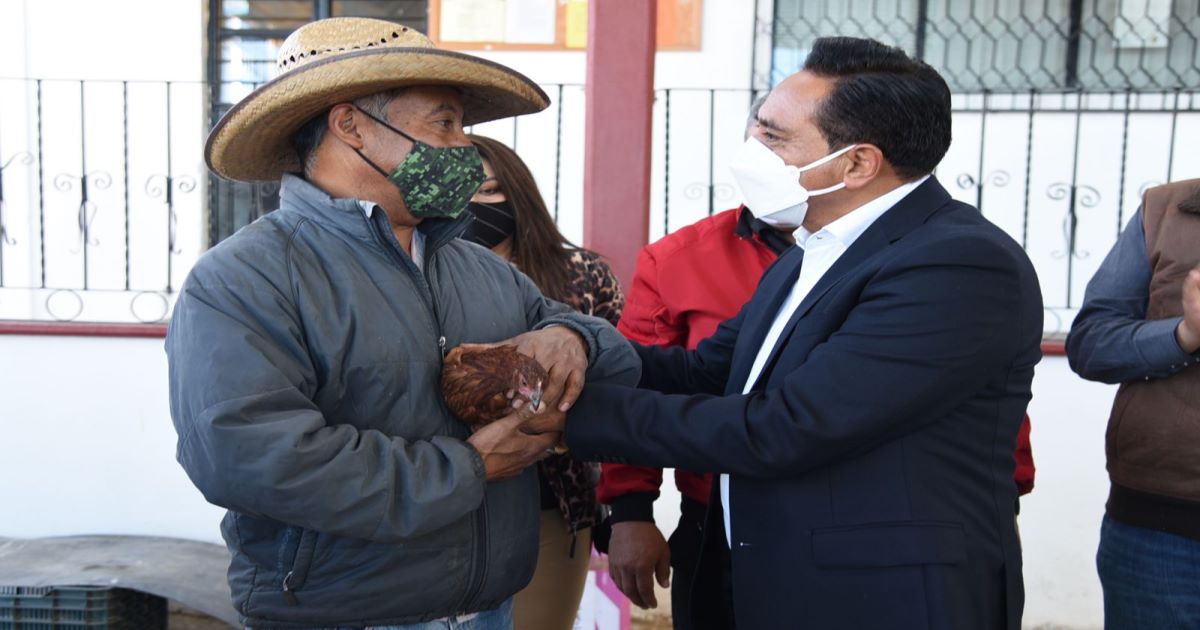 Ayuntamiento de Tlaxcala y SEFOA hacen entrega de paquetes de aves a habitantes de Tepehitec