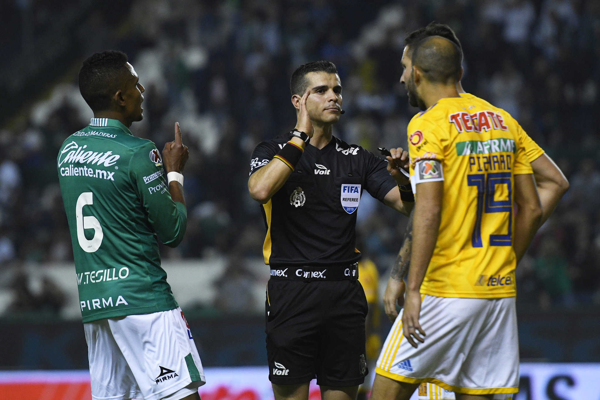 Jugador de León explota contra el VAR tras gol de Tigres en fuera de lugar 
