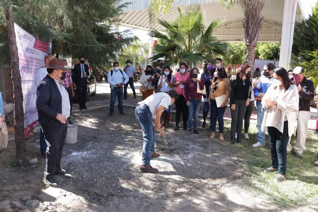 Por mejores servicios para la educación con espacios dignos y funcionales, el ayuntamiento de Atlixco inicia construcción de aulas