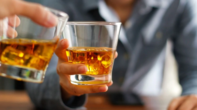 Excederse el consumo de alcohol debilita el sistema inmunológico: Académico 