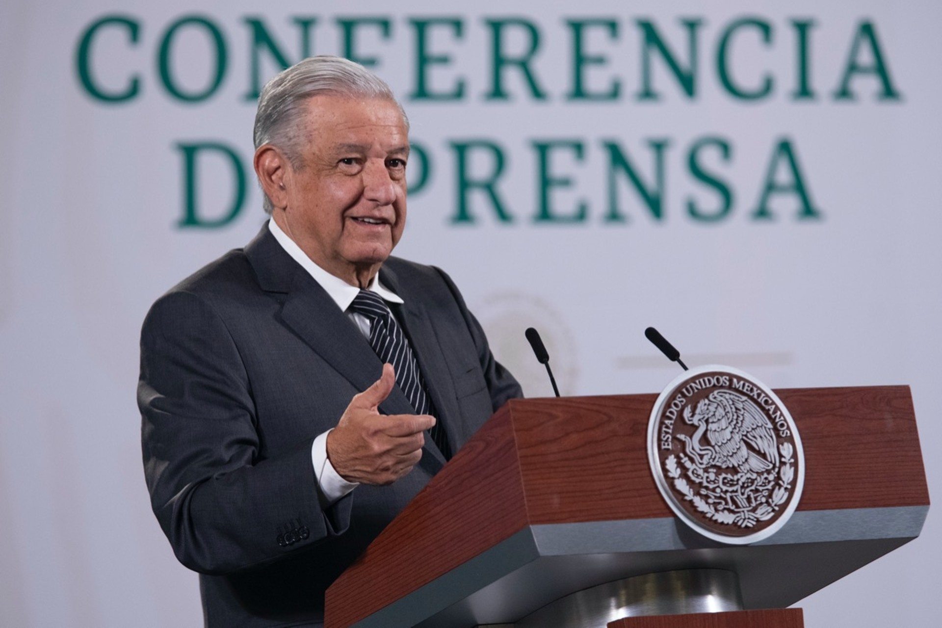 AMLO asegura que este año aguinaldos a funcionarios se pagarán completos