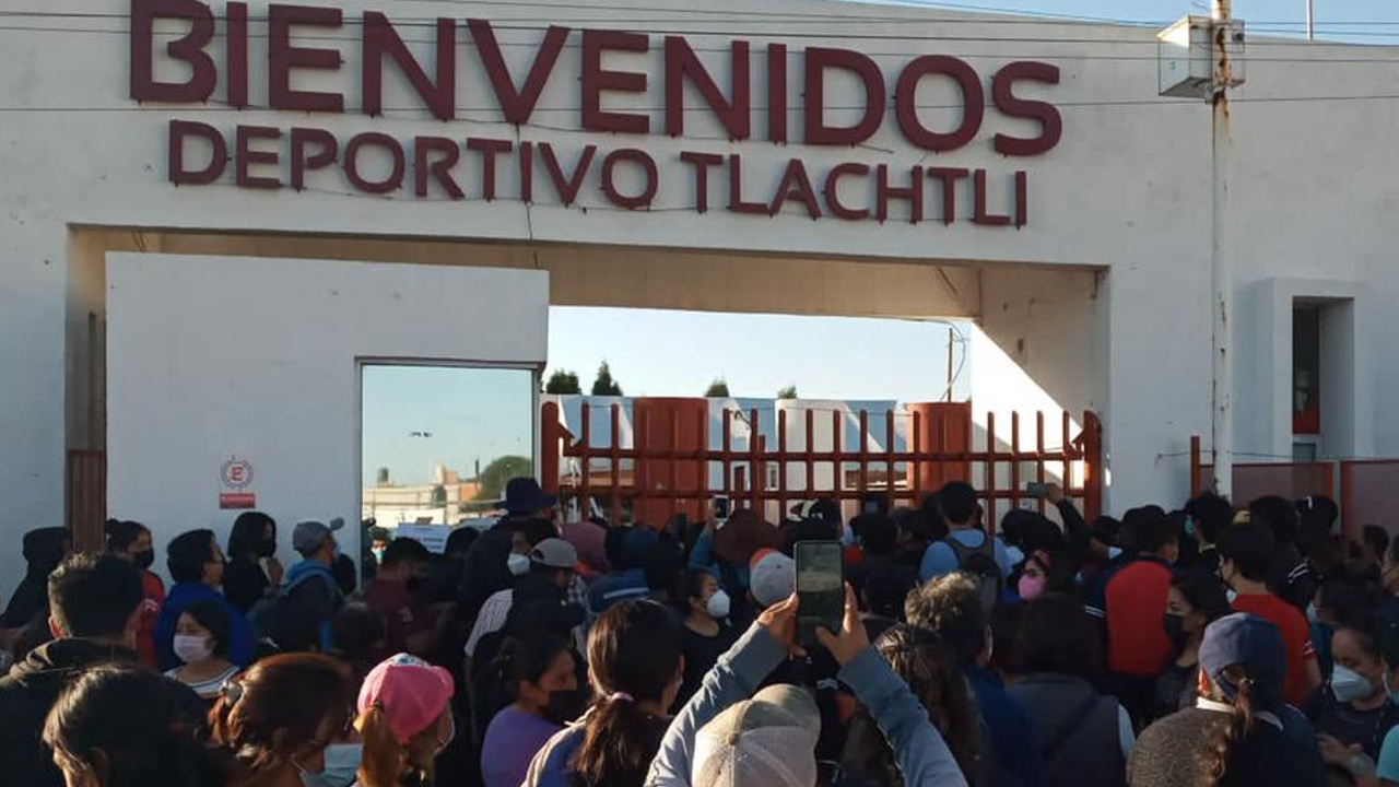 La escasez del fármaco y las largas filas han sido las principales particularidades de la jornada de vacunación contra el COVID a menores de edad en el Deportivo Tlachtli  