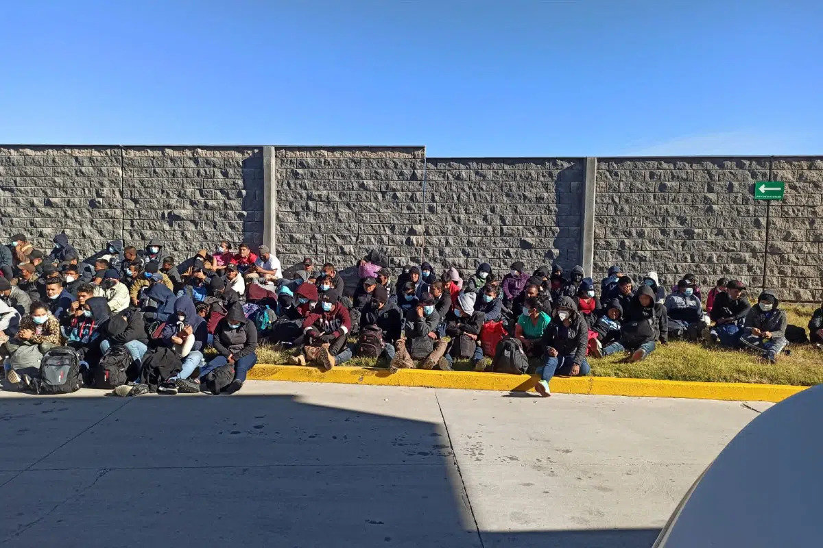 Son rescatados en Puebla, 210 migrantes extranjeros de la caja de un tráiler