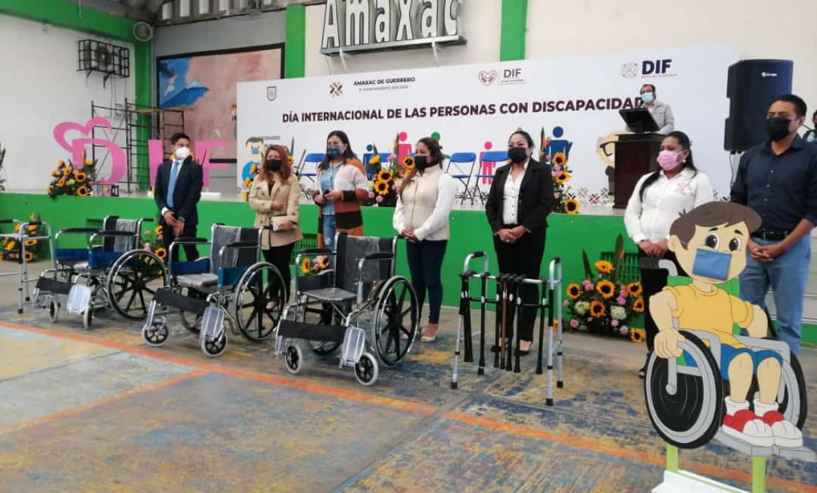 Entrega Nancy Cortés apoyos funcionales a personas con discapacidad