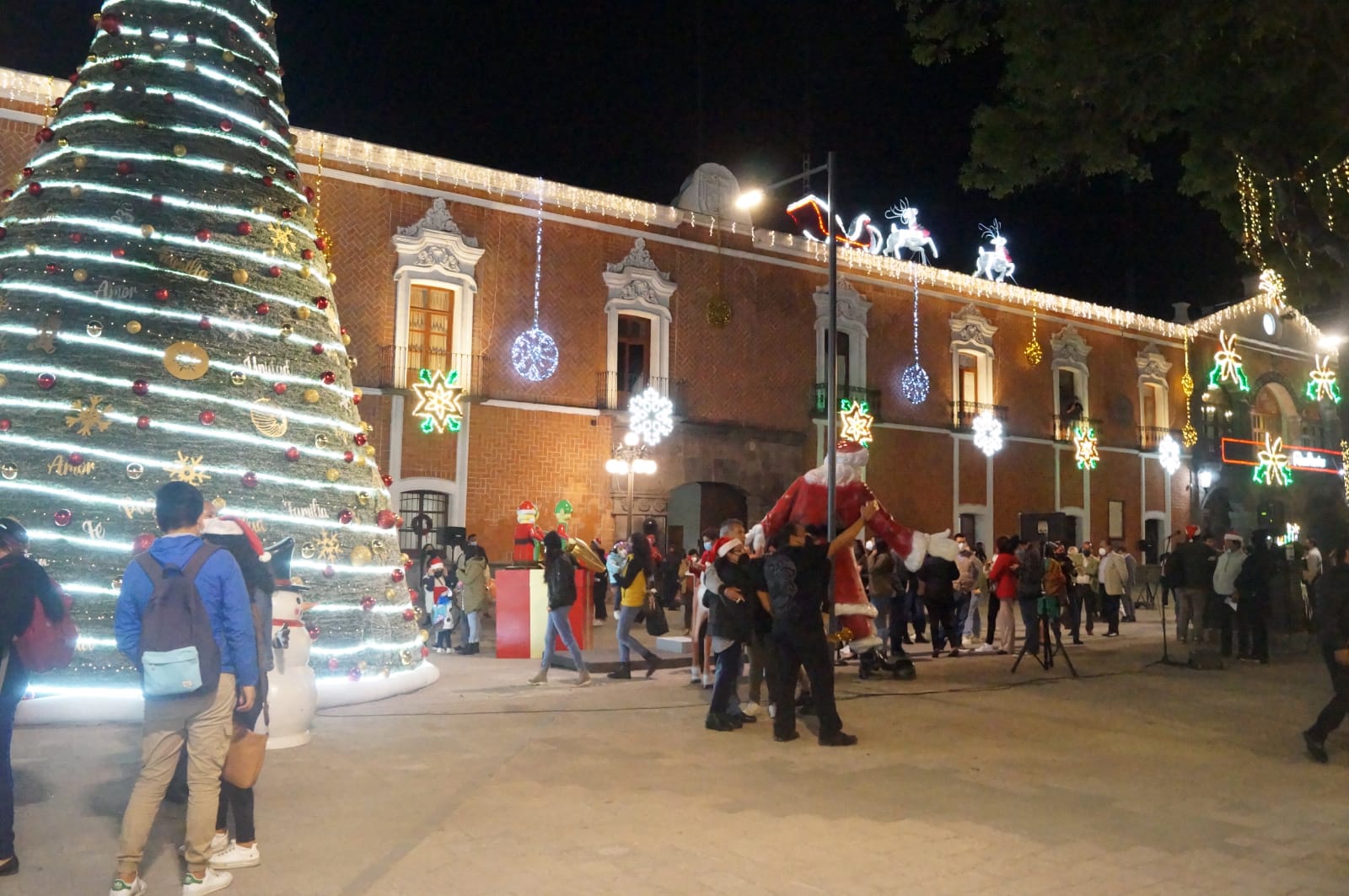 Recuerda Lorena Cuéllar a víctimas de Covid-19 en encendida de árbol navideño