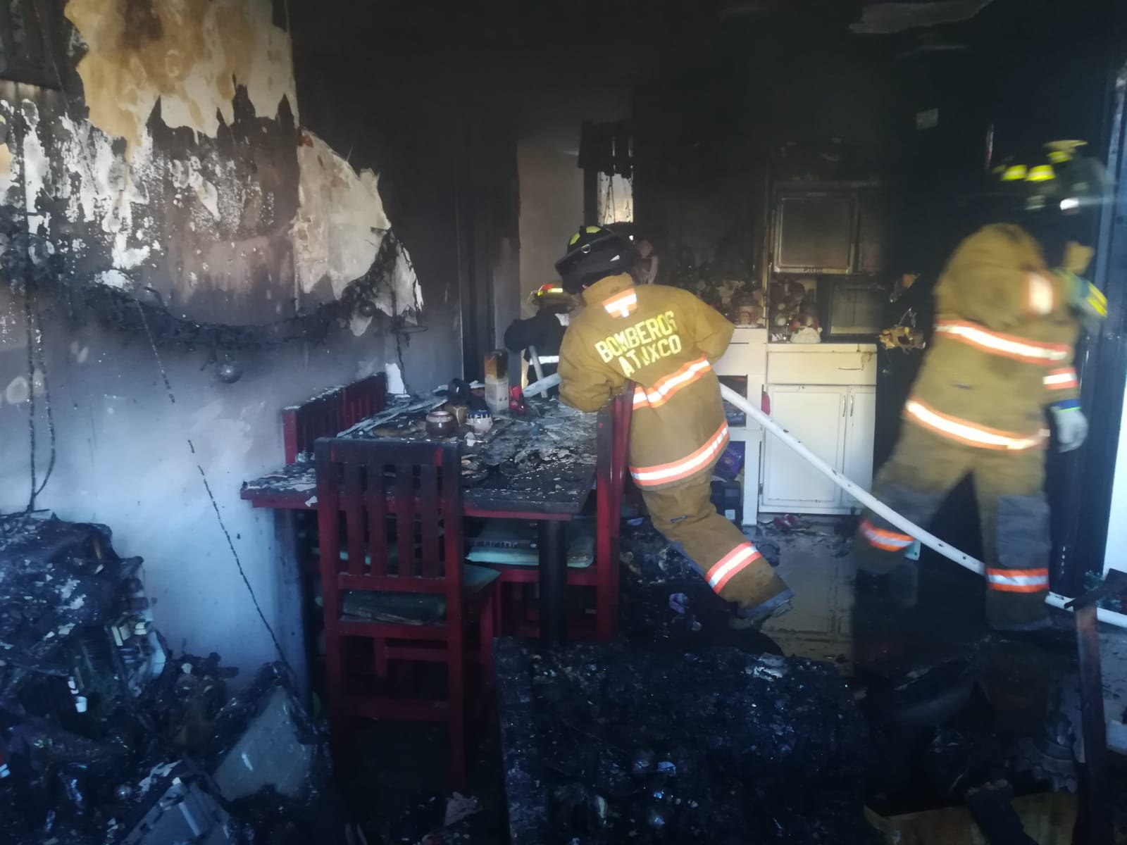 Bomberos de Atlixco evitan tragedia al sofocar incendio