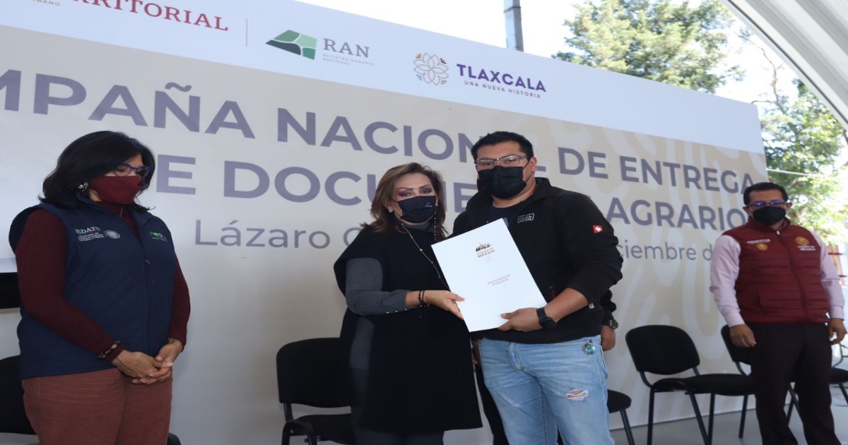 Entregó Lorena Cuéllar títulos de propiedad de solar urbano en Lázaro Cárdenas