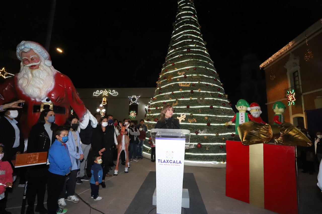 Gobernadora Lorena Cuéllar realizó el encendido del árbol navideño en la Plaza De La Constitución