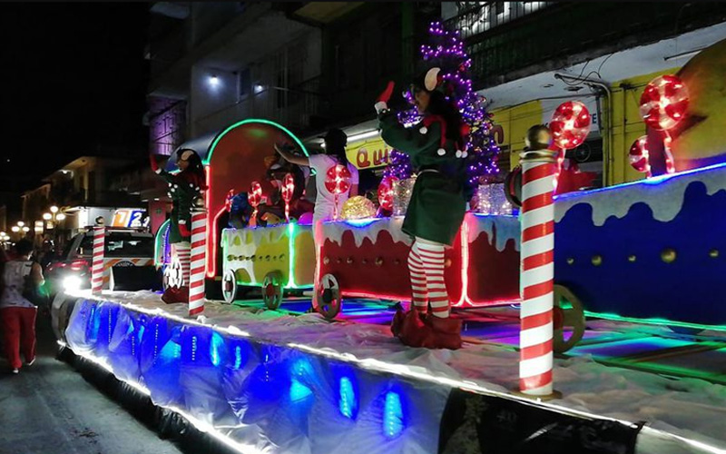 Puebla, Pue.- Este 2021 no habrá desfiles y posadas con motivo de la navidad en puntos importantes de la capital poblana, debido a la vigencia de la pandemia, así lo señaló el presidente municipal de Puebla, Eduardo Rivera. En entrevista indicó que a diferencia del año pasado donde sí se realizaron estas actividades durante la contingencia sanitaria, la actual administración decidió dar marcha atrás para priorizar la salud de los ciudadanos. “Actividades decembrinas como estábamos acostumbrados organizar en la anterior administración como desfiles y posadas en esta ocasión no se llevarán a cabo por temas también de la pandemia”, comentó. Por otra parte, dijo que lo que si habrá será el encendido del árbol navideño en el zócalo de la ciudad, el cual serpa el día de mañana miércoles en punto de las 18:30 horas no solo en el Centro Histórico, así como en las presidencias de las 17 juntas auxiliares. “Estaremos inaugurando este alumbrado no solo en el Centro Histórico, sino también en las juntas auxiliares porque tendrán un detalle de iluminación las cabeceras de las presidencias, por primera ocasión, mañana ya lo conocerán”, concluyó.
