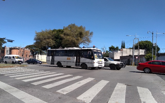 Barbosa advierte a transportistas que no habrá aumento de tarifa en pasaje