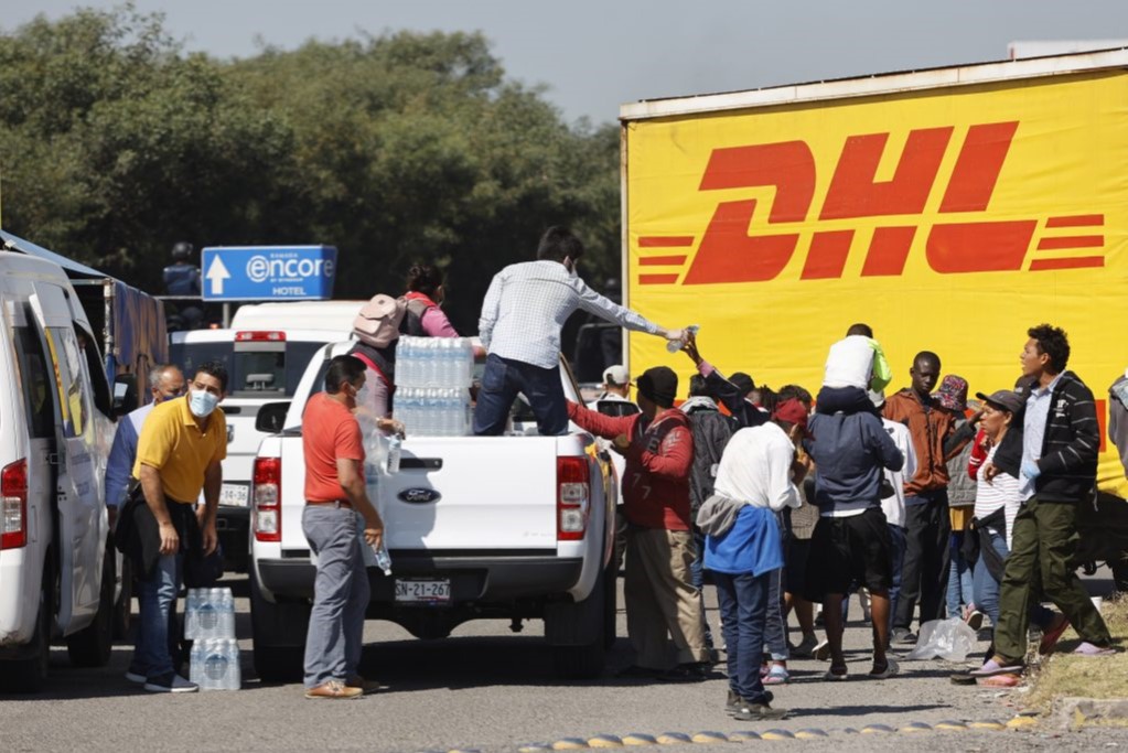 En busca de ayuda migrantes bloquearon parcialmente la autopista Puebla-Orizaba 
