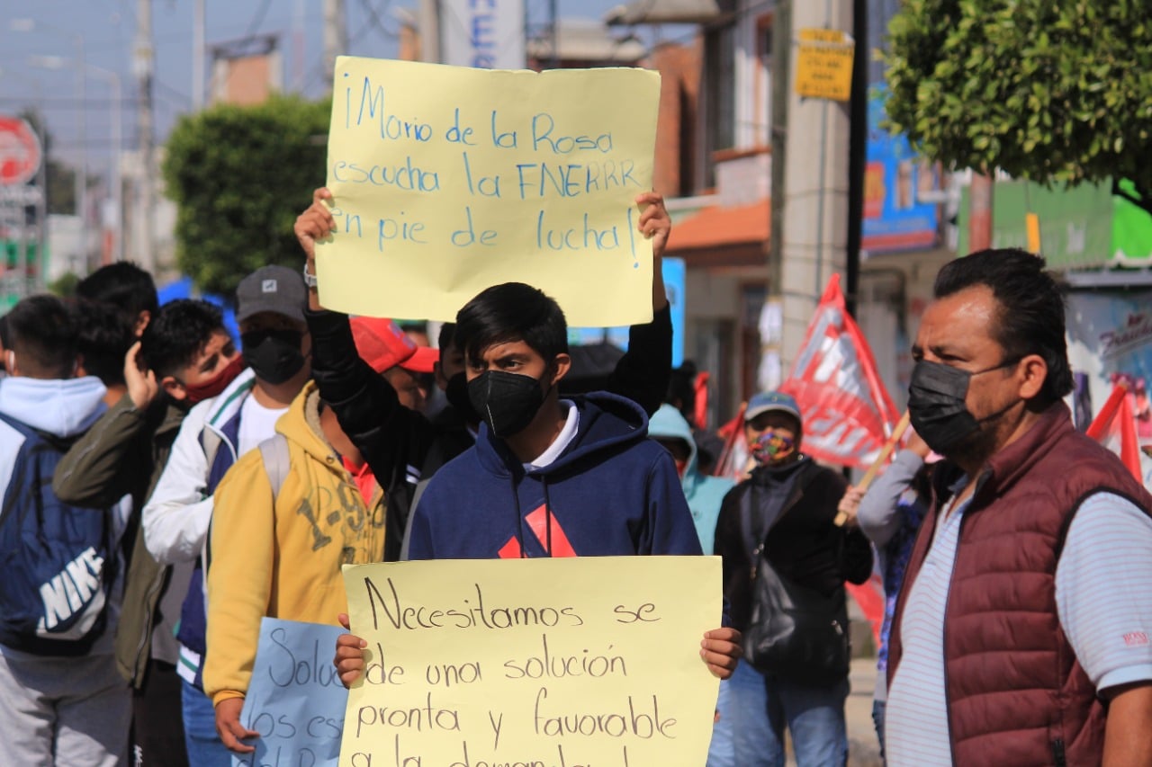 Marcha de alumnos desquicia tráfico en Amozoc; exigen la construcción de una escuela 