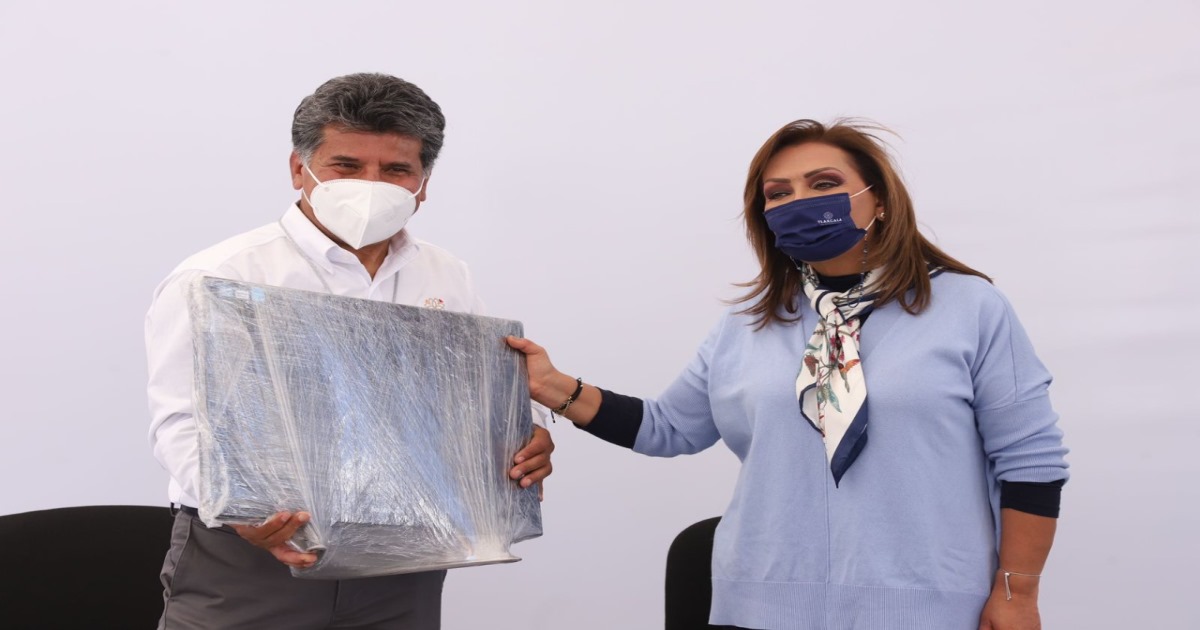Atestigua Lorena Cuéllar donación de equipo de cómputo del COLTLAX a escuelas