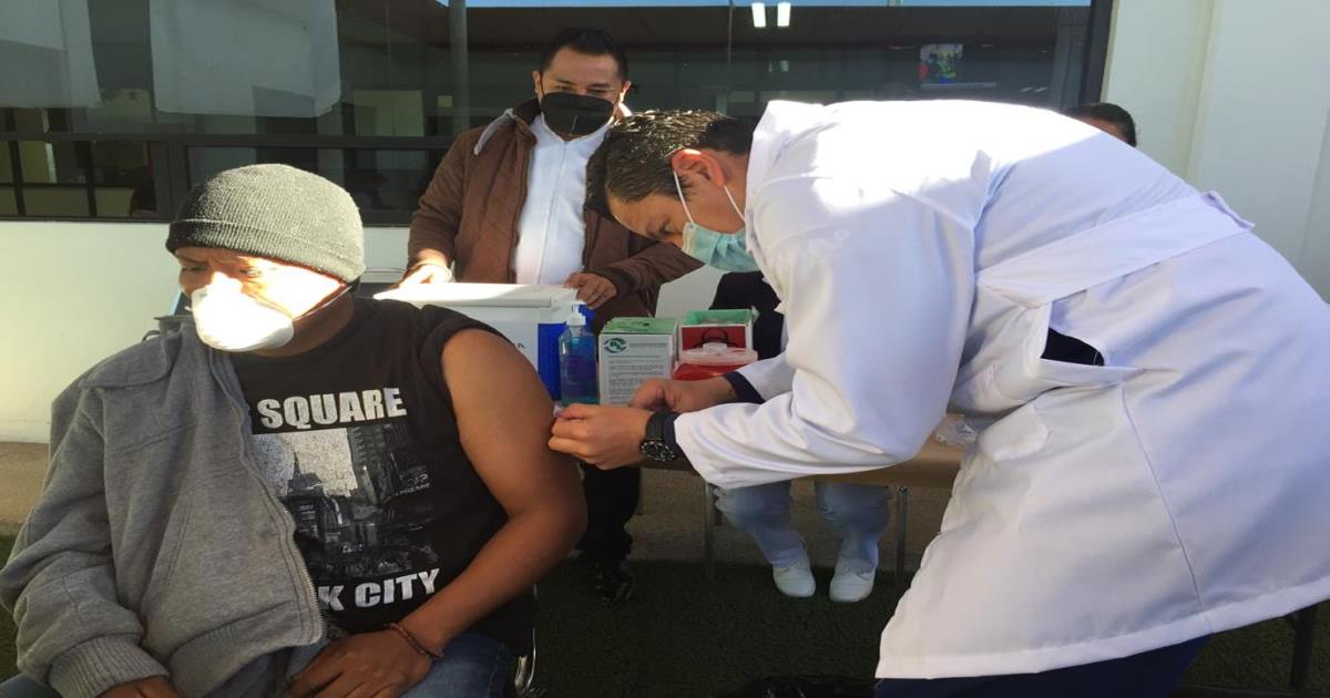 Tlaxcala, entre los primeros estados del país que iniciaron la aplicación de la tercera vacuna a personas mayores de 60 años 