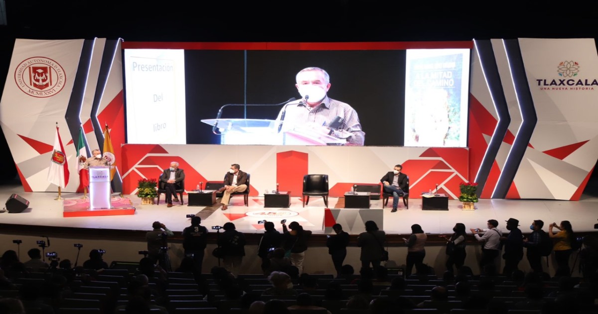 Asistió SEGOB a la presentación del libro “A La Mitad Del Camino”