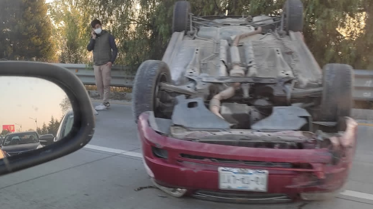 Un automóvil terminó volcado en el Periférico Ecológico a la altura de Cuautlancingo 