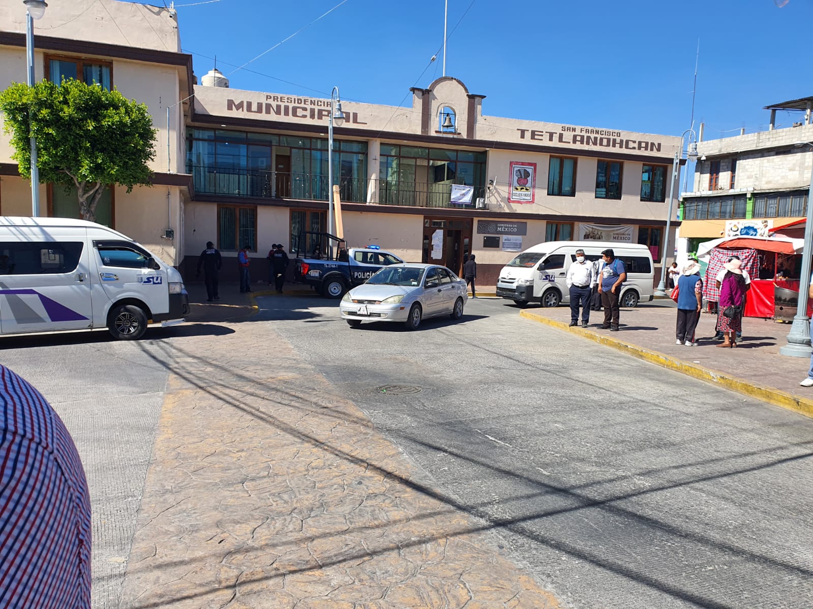 Inconformes de Tetlanohcan retienen a alcalde en la presidencia