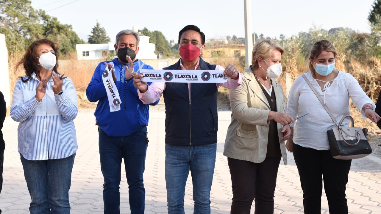 Entrega Ayuntamiento de Tlaxcala adoquinamiento de calles en San Diego Metepec