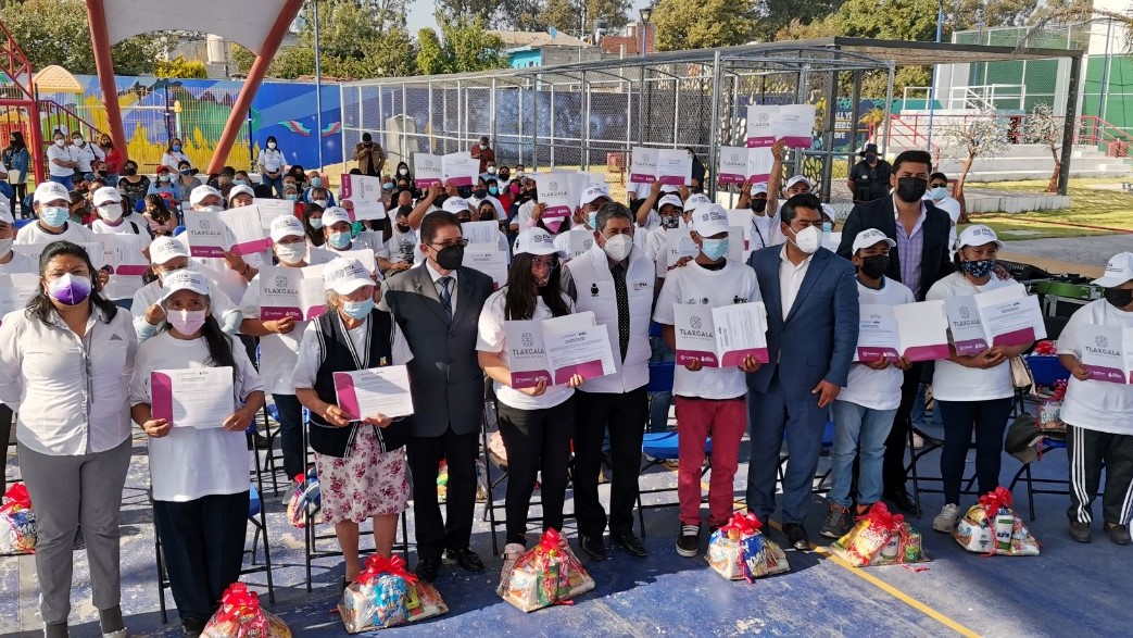 Gobierno del Estado entregó certificados de educación básica