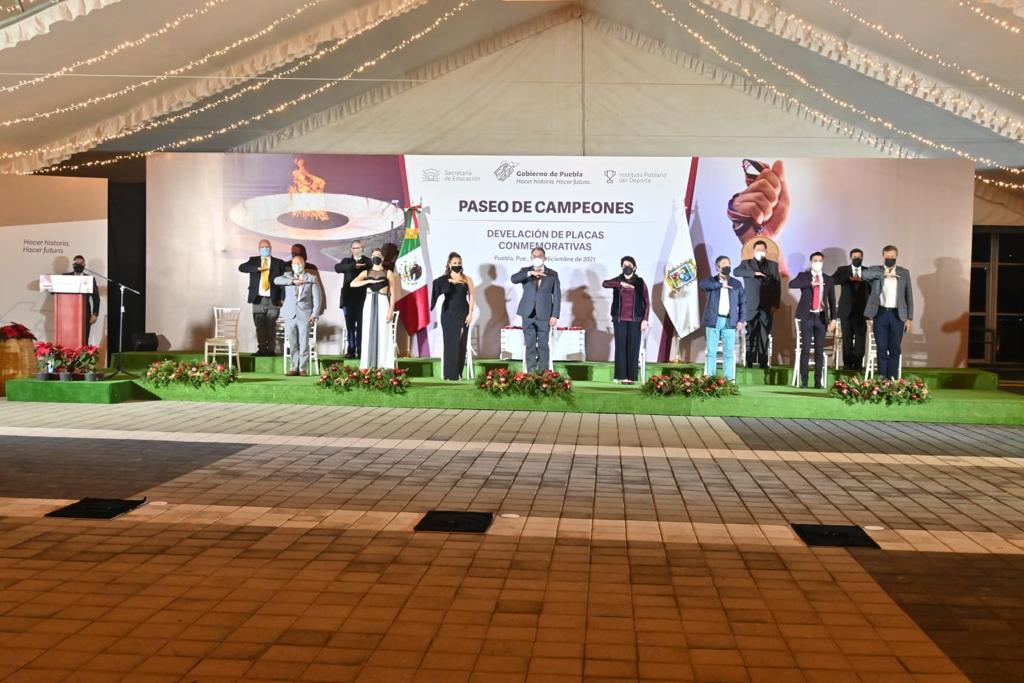 Primeros deportistas poblanos reciben su placa en el Paseo de Campeones