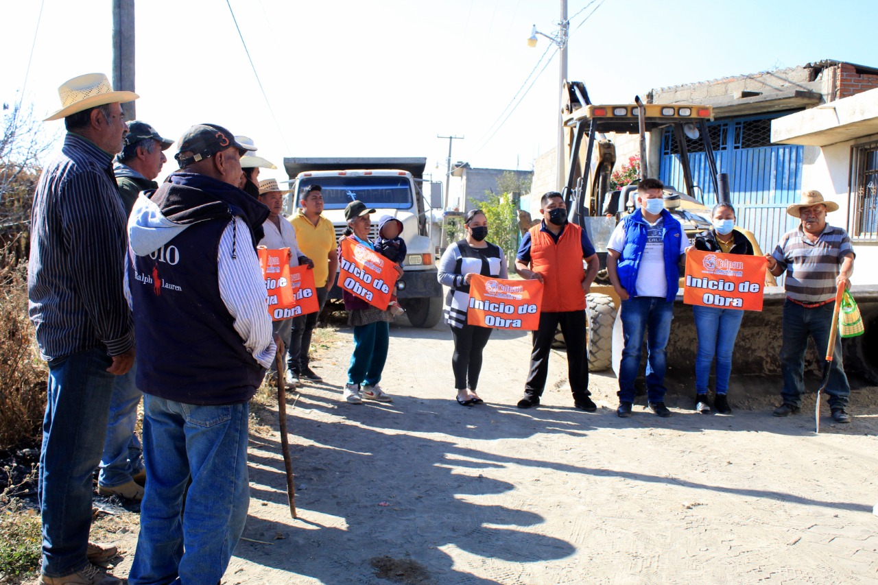El presidente municipal, Fernando Castellanos Hernández, inicia obra de pavimentación en Atzala.