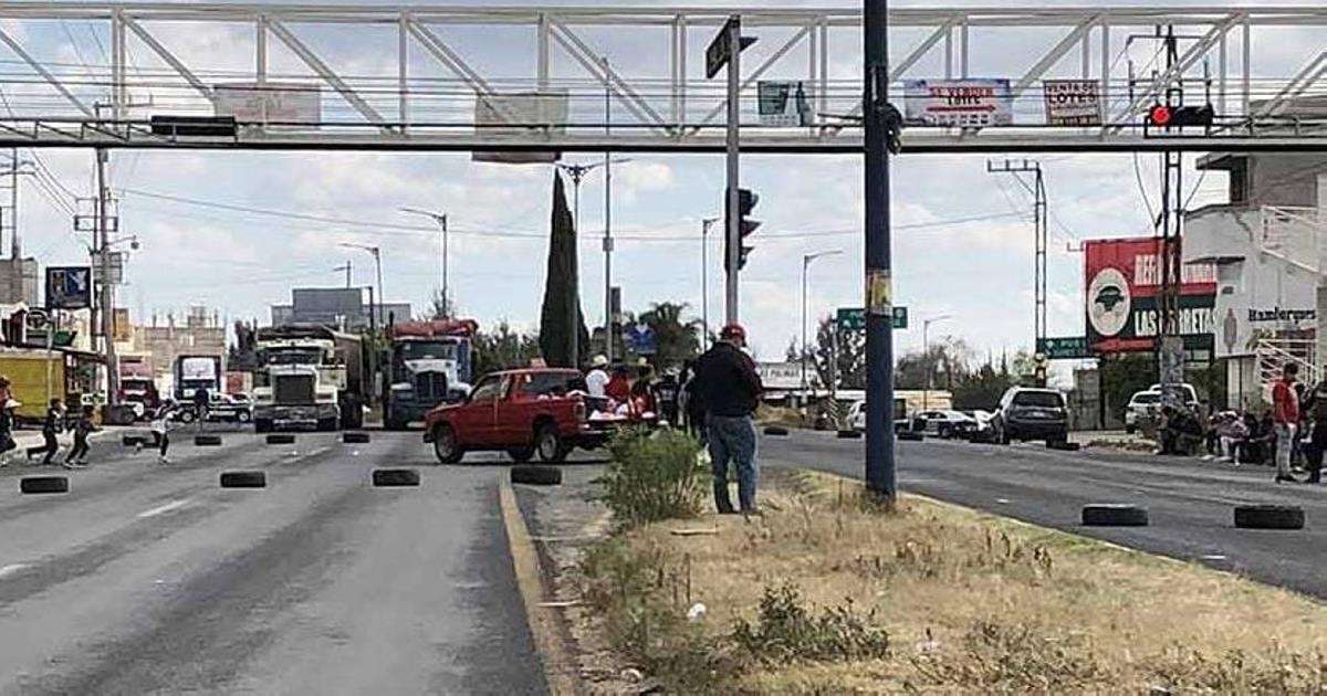 En el municipio de San Pablo del Monte ciudadanos cierran carretera Vía Corta