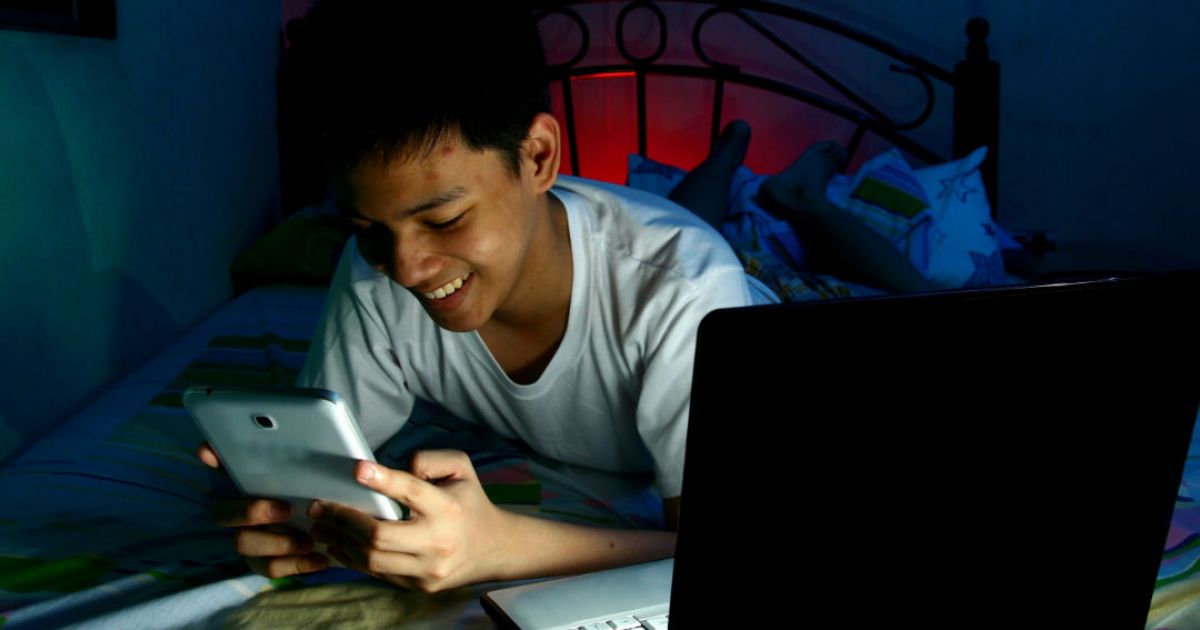 Por qué sentimos culpa al pasar demasiadas horas en pantalla, según la ciencia 