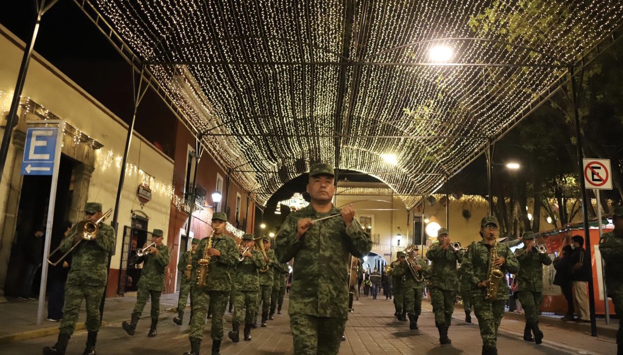 Disfrutan tlaxcaltecas de concierto navideño a cargo de la banda de música de la VI región militar