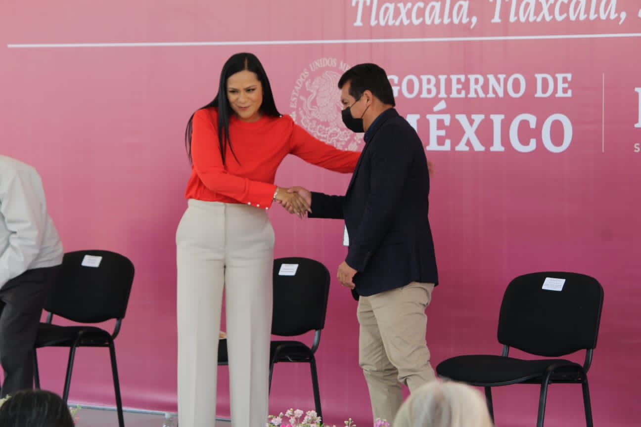 A la alza cifra de adultos mayores pensionados en Tlaxcala, Bienestar entrega tarjetas