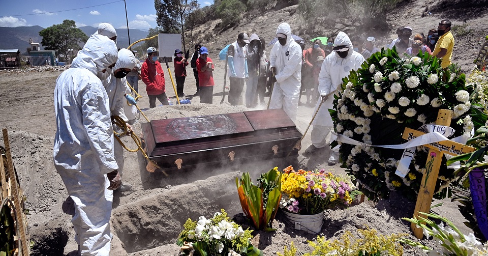 México desciende del tercer al quinto lugar a nivel mundial en número de muertes por COVID-19