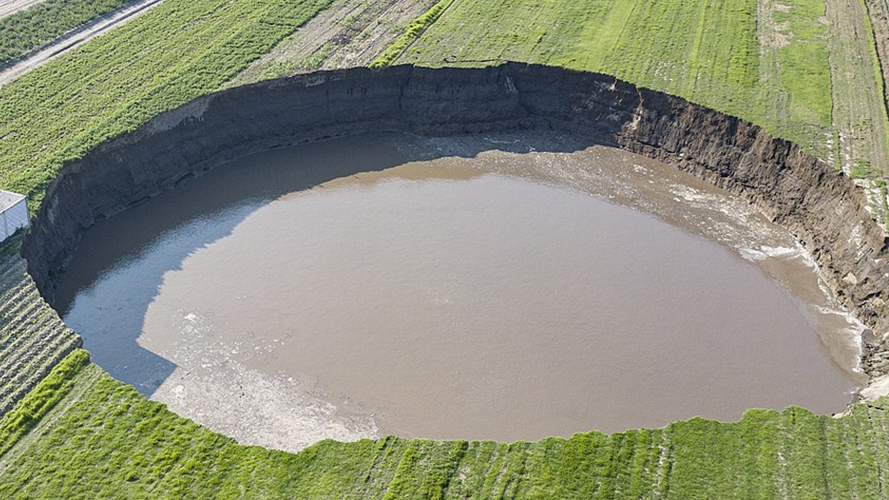 Tras siete meses de su aparición el Socavón de Juan C Bonilla sigue conservando un diámetro de 126 metros