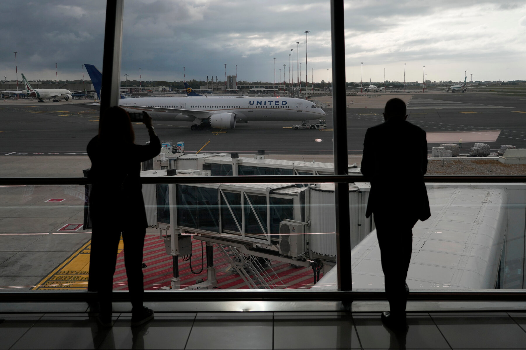 Aerolíneas internacionales  cancelan decenas de vuelos ante ómicron