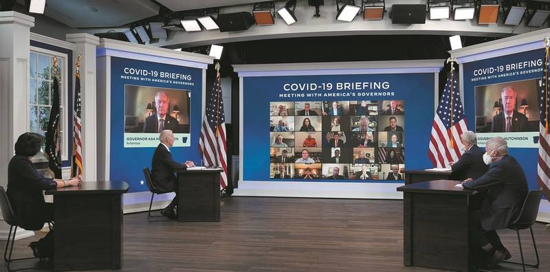 Vacuna obligatoria en vuelos locales en EU, pide el principal experto en infecciones