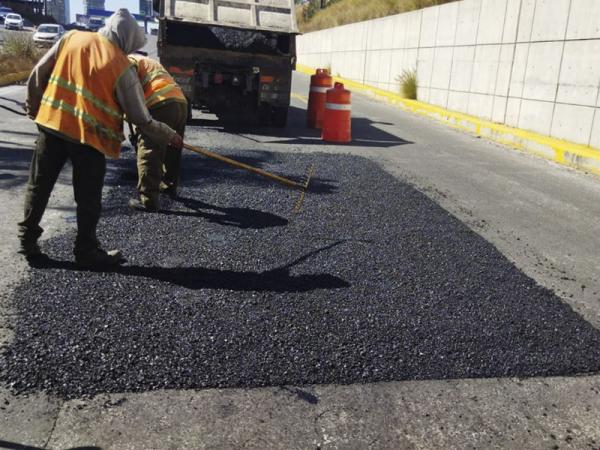 Secretaría de Infraestructura bachea y deshierba vialidades en la zona metropolitana