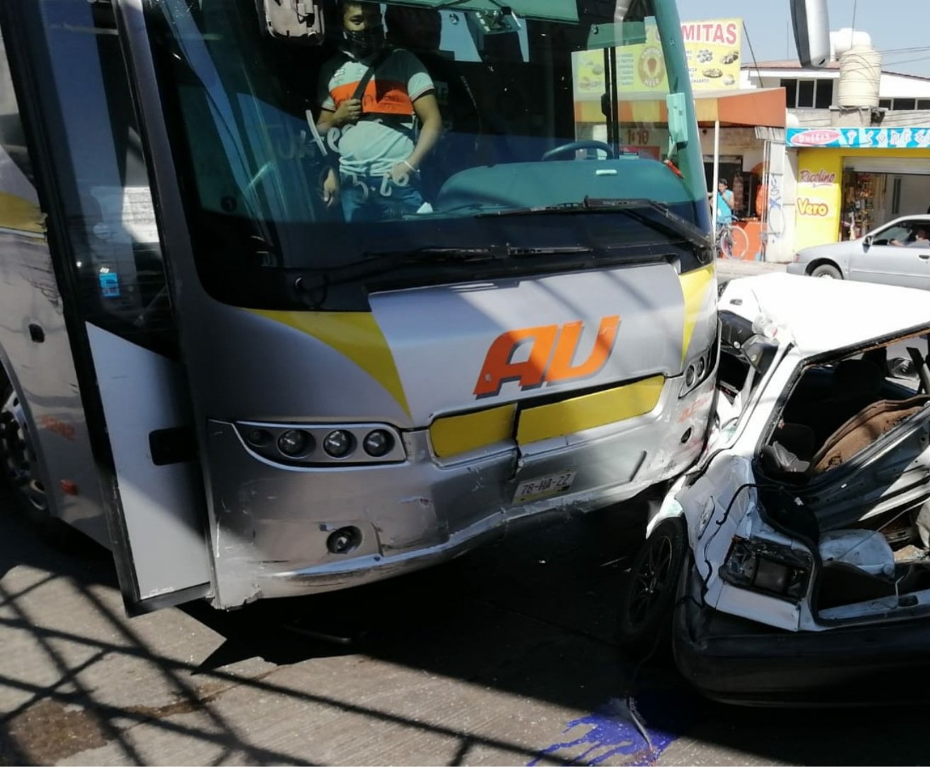 Autobús AU arrastra a Tsuru en Amozoc; los tripulantes salieron ilesos 