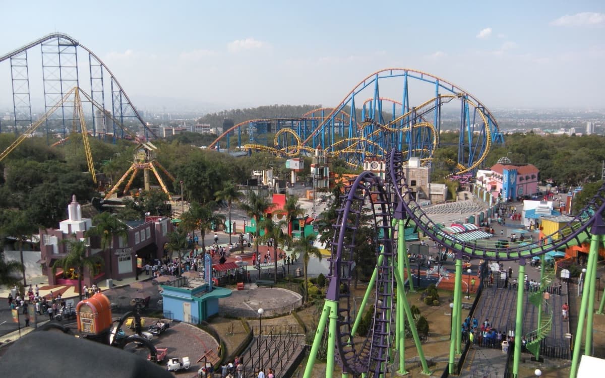 Acusan que Six Flags intentó sacar a dos hombres por darse un beso