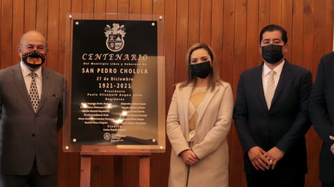 Desvelan placa conmemorativa en aniversario del centenario de San Pedro Cholula como municipio libre 