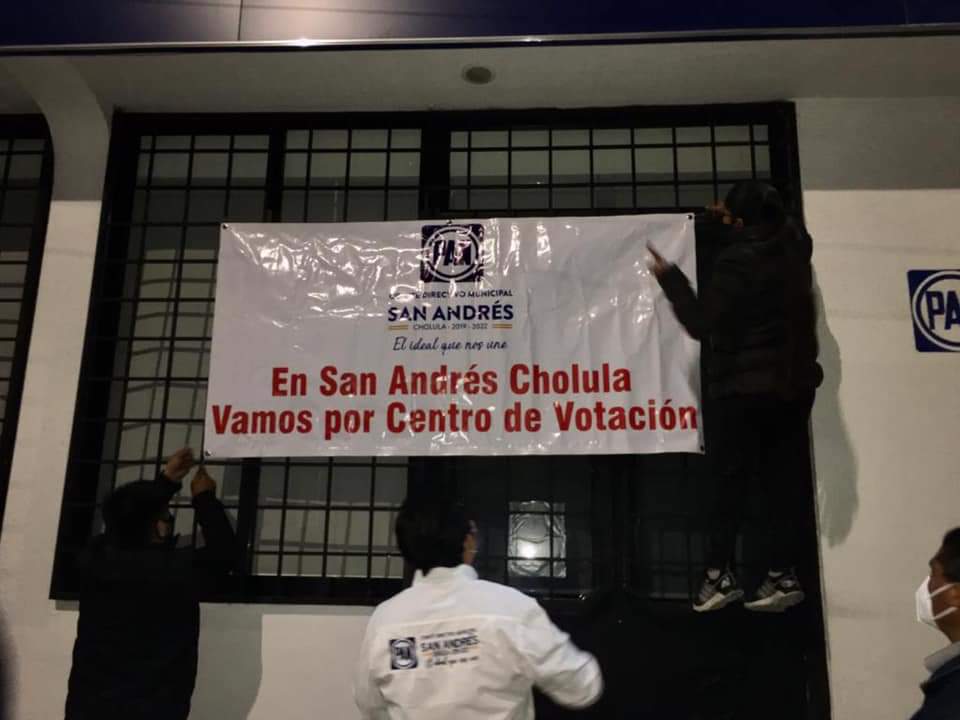 Exigen panistas de San Andrés con manta elección de su candidato en PAN estatal