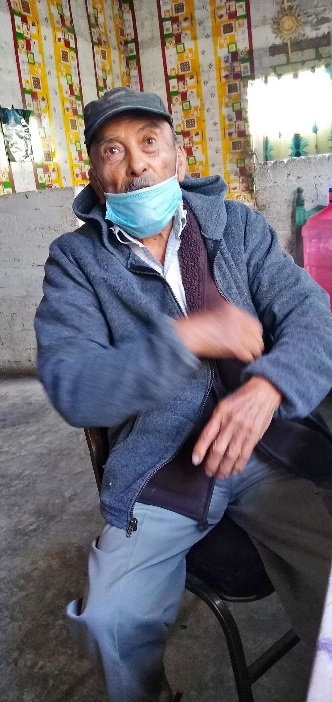 Hombre de 90 años en Puebla recibirá vacuna anticovid de la que nada sabe