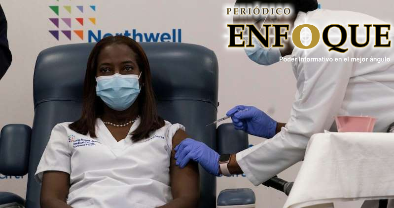 Enfermera neyorquina recibe la Segunda Dosis de la Vacuna de Pfizer.