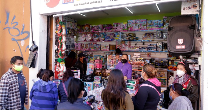  Ayuntamiento de Puebla cierra la 16 Poniente-Oriente ante caos por venta de juguetes