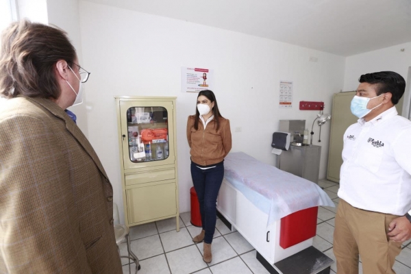 Rivera vivanco reconoce el valor de enfermeras y enfermeros en su día