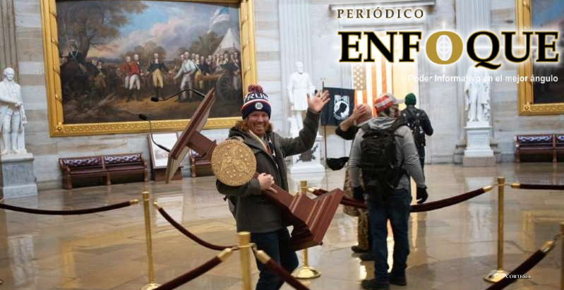 Arrestaron al hombre fotografiado que sonreía con el atril del Capitolio.
