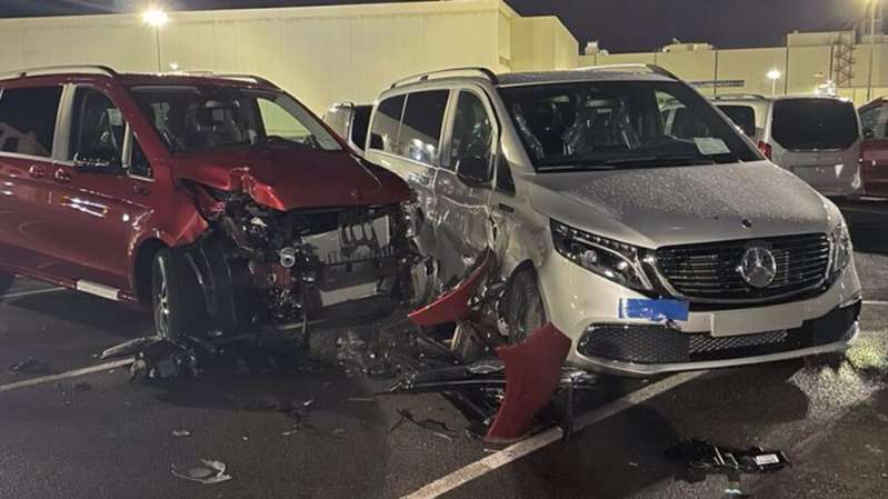 Trabajador destroza 69 Mercedes-Benz, tras ser despedido en plena pandemia