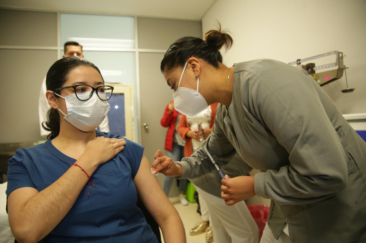 Médica del ISSSTE primera en recibir vacuna contra Covid-19 