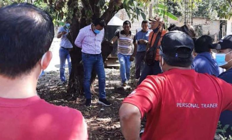 Alcalde de comunidad chiapaneca es amarrado a un árbol por entregar una obra defectuosa