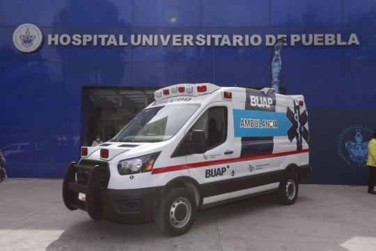 Dona Ayuntamiento ambulancia a la BUAP para fortalecer atención de la salud
