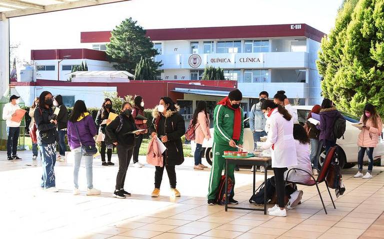 Facultad de Ciencias de la Salud de la UATx recibe muestras de estudios clínicos de alumnos