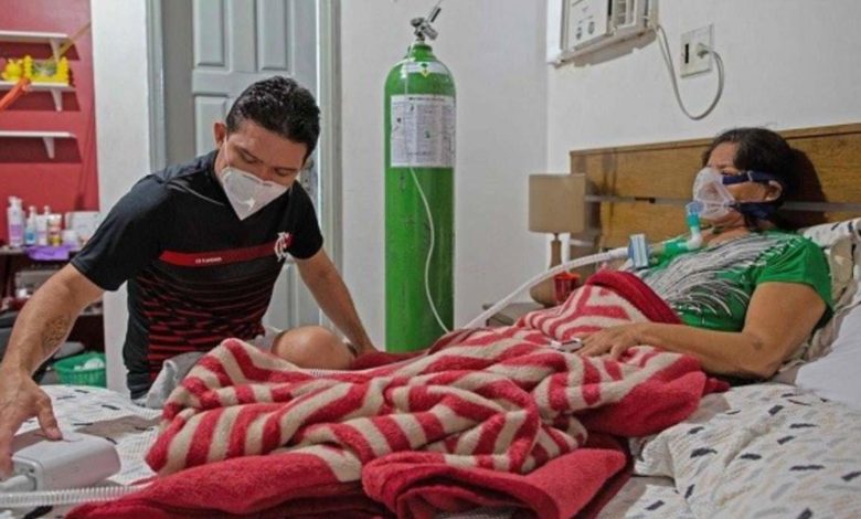 Joven arma una clínica en casa para atender a su mamá enferma de COVID-19